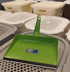 Mid Star Kleeno Shiny Dustpan, Lemon Yellow.










