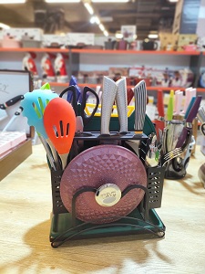 Kitchen utensils organizer: knives, spoons and planks-1190356