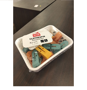 Strong laundry peg set with wide design and modern colors, comes with basket