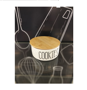 Medium elegant round porcelain storage box with lid 
