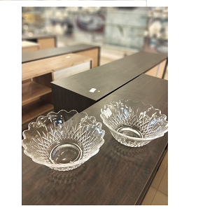  Living Home presents a luxurious 2‑piece glass bowl set, inspired by the shape of a blossoming flower, with delicate crystal‑like detailing and an eye‑catching sparkle.
