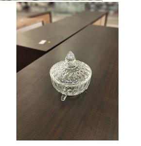 Living Home classic glass sugar bowl with three legs and prominent engravings, with gem-like handled lid. Luxurious and practical, ideal for sweets or as royal elegant decor LXTG6105-1G
