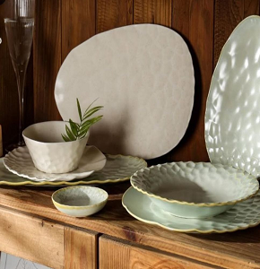 ALM-45 Diamond 30-piece dinner set.
