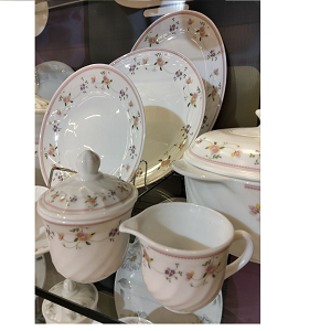 Arcopal set 60 pcs adorned with delicate floral patterns in pink and purple.
