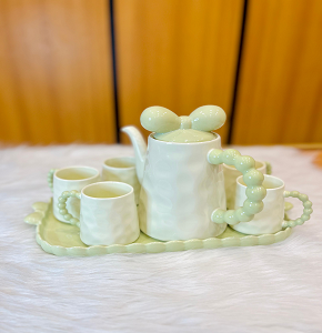 Porcelain tea set with lid, consisting of one teapot, four cups, and one tray
