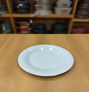Flat melamine plate, size 26 cm
