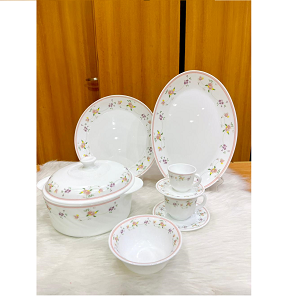 Arcopal set 60 pcs adorned with delicate floral patterns in pink and purple.
