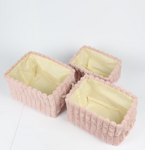 A set of 3 velvet storage boxes with a woven design in two distinctive colors.Dimensions: 30×20×16 cm, 33×24×18 cm, 37×27×20 cm
