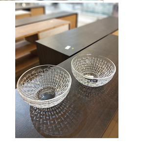 Living Home presents a luxurious 2‑piece glass bowl set, with a woven‑basket pattern on the exterior, combining traditional craftsmanship and modern glass transparency.
