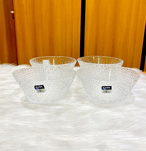 Living Home  Bowl Set 4-Piece Serving  Made of hammered glass that reflects light with an attractive shine

